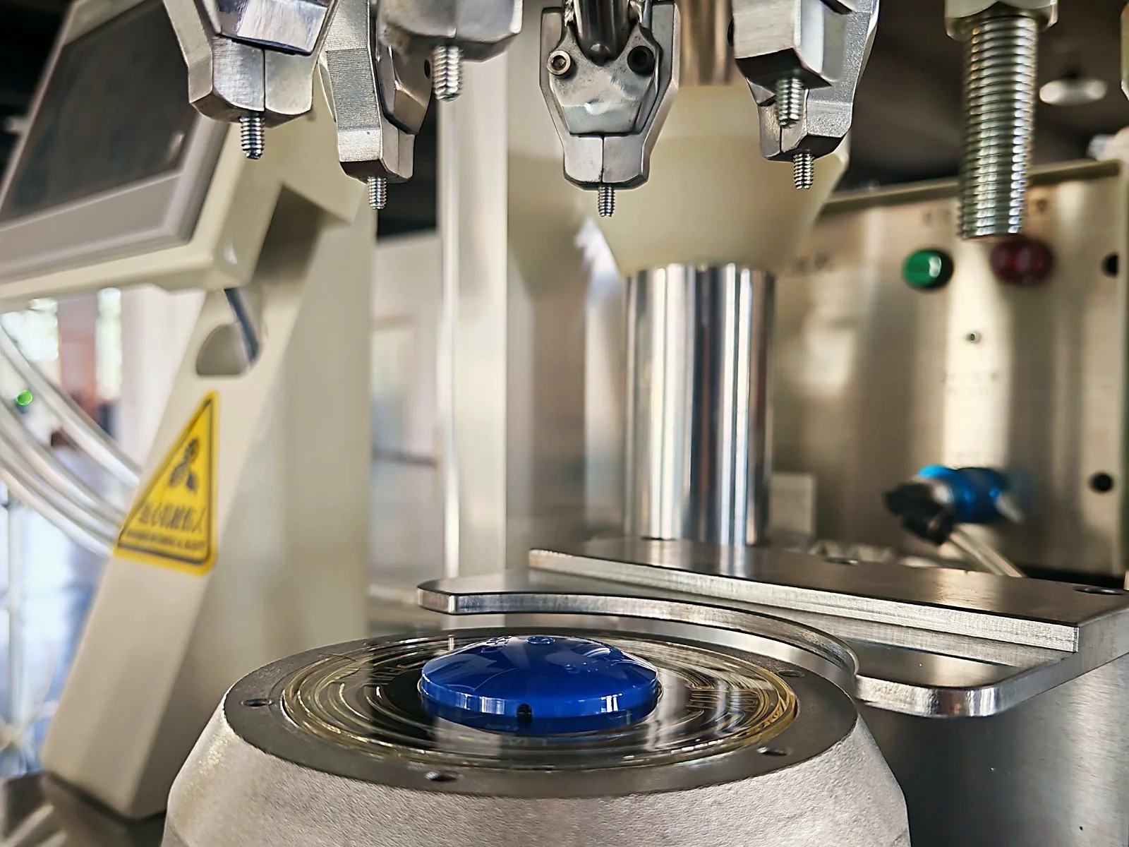 Automatic screwdriving machine fastening an SFD hubcap at the YZM plant